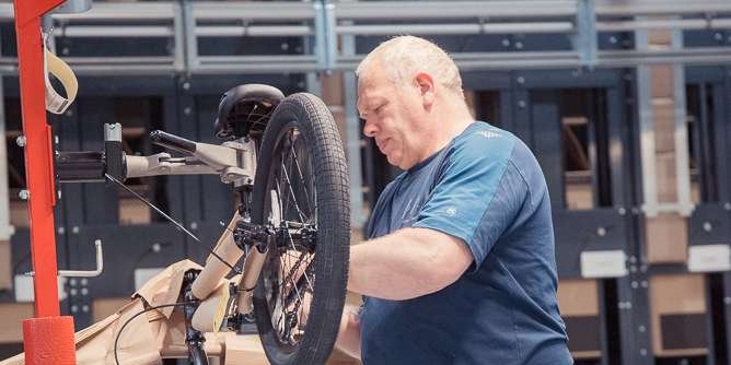 Mann montiert Fahrrad Mann montiert Fahrrad