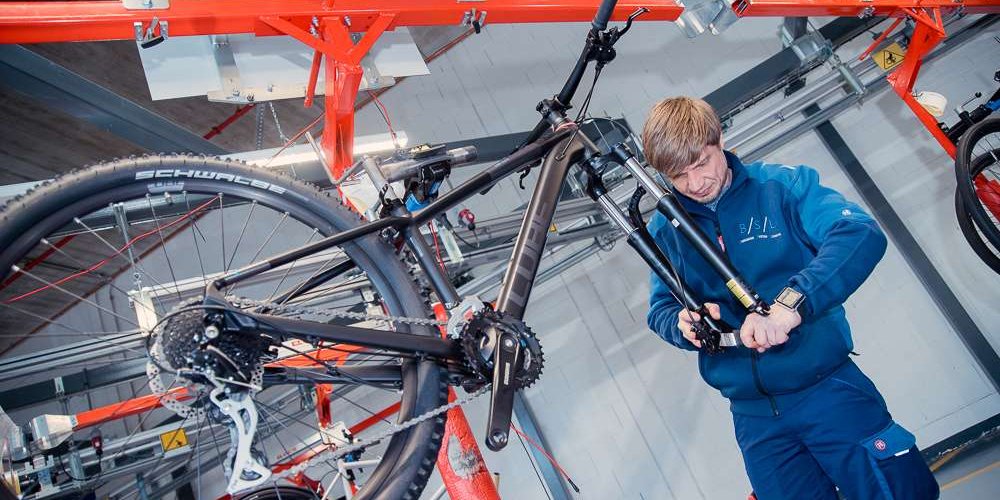 Mann bei der Fahrradmontage