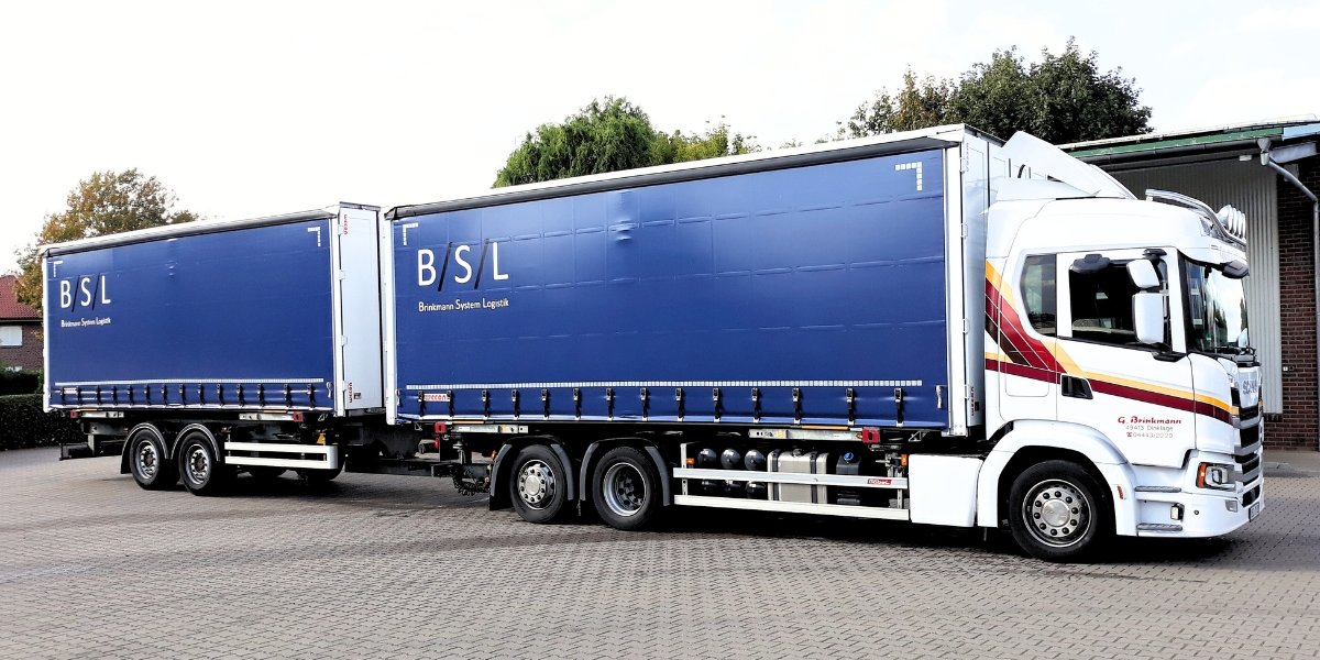 LKW BSL - Brinkmann System Logsitik steht auf einem Hof